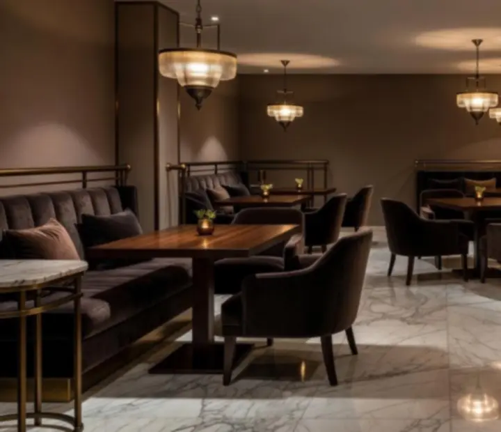 Lounge elegante con sillones de cuero, luz cálida y mesas preparadas para poker offline
